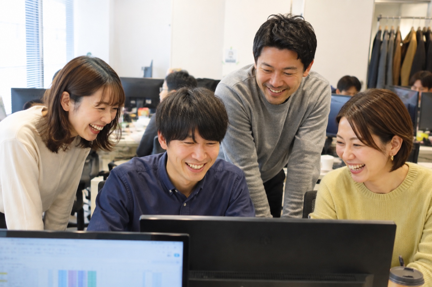 働く人が笑顔で過ごすオフィスの風景