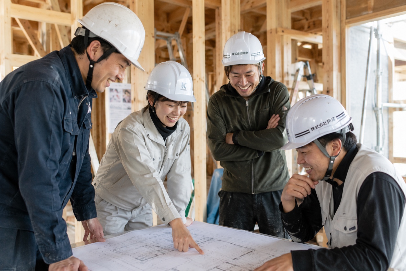 建設現場で打ち合わせをする作業者の皆さま